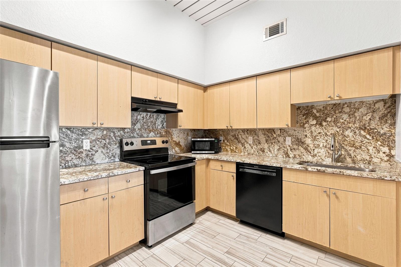2410 W AZEELE ST #216 — photo 8