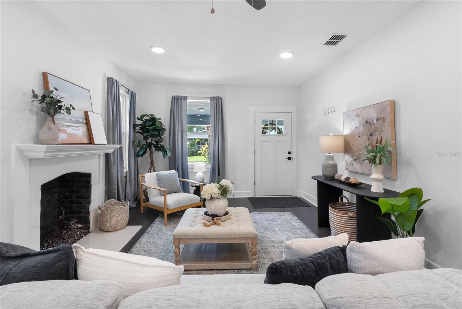 415 W AMELIA AVE — photo 2