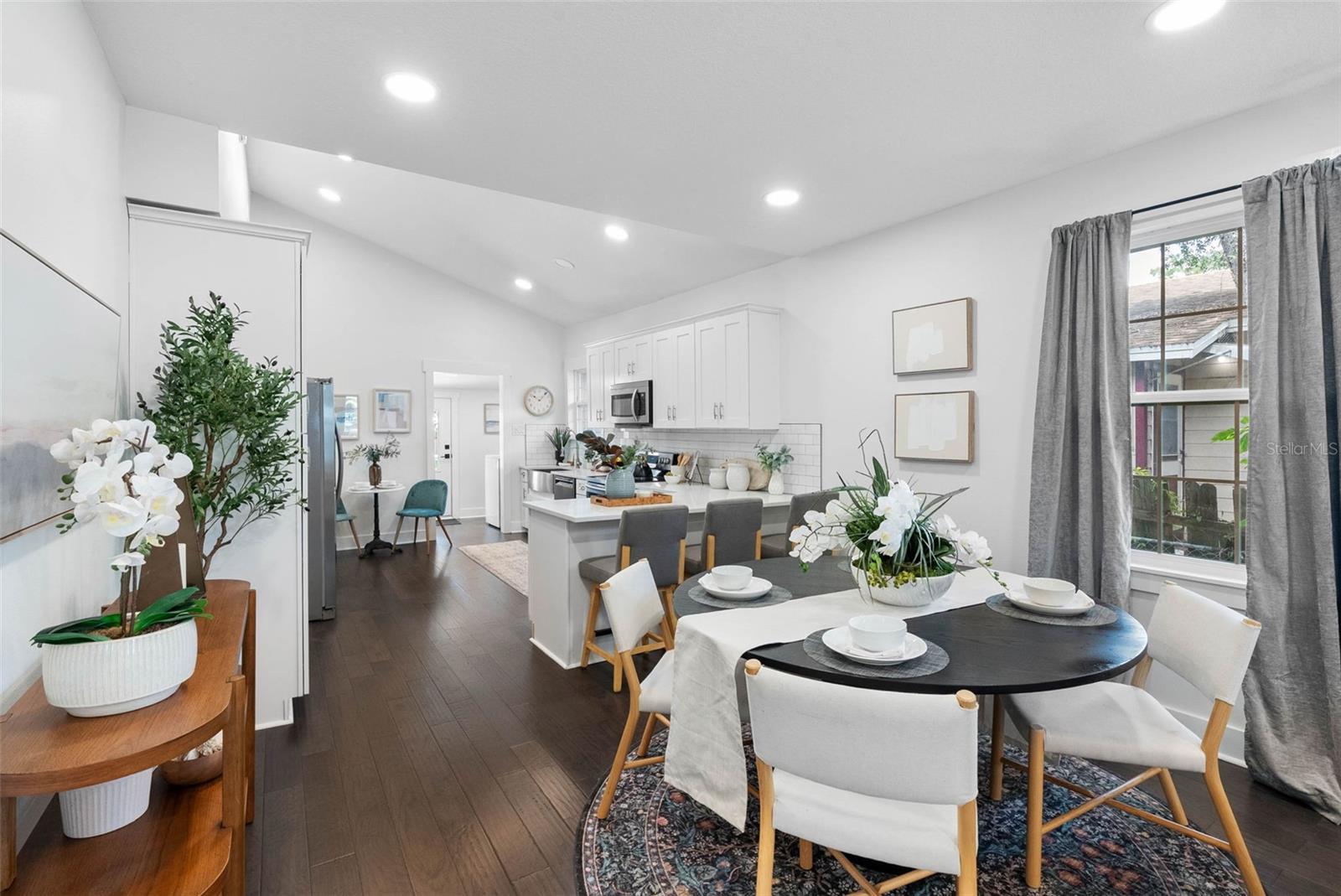 415 W AMELIA AVE — photo 8