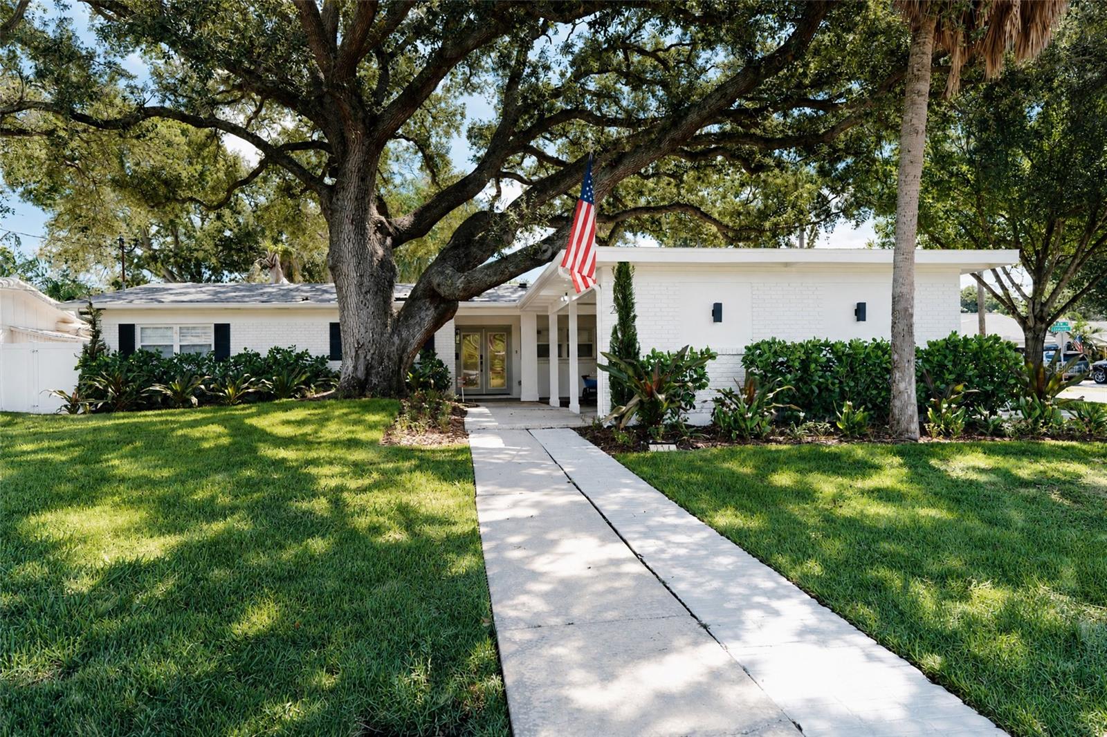 214 S TREASURE DR — photo 2