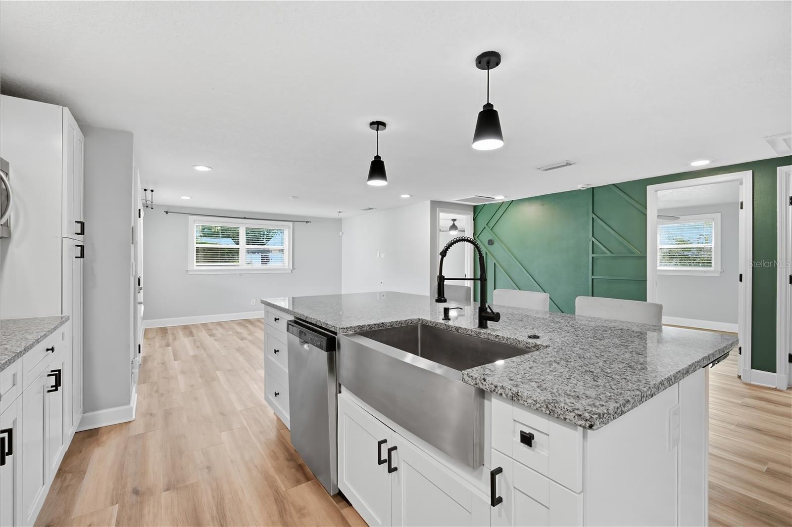 2707 W KENMORE AVE — photo 9