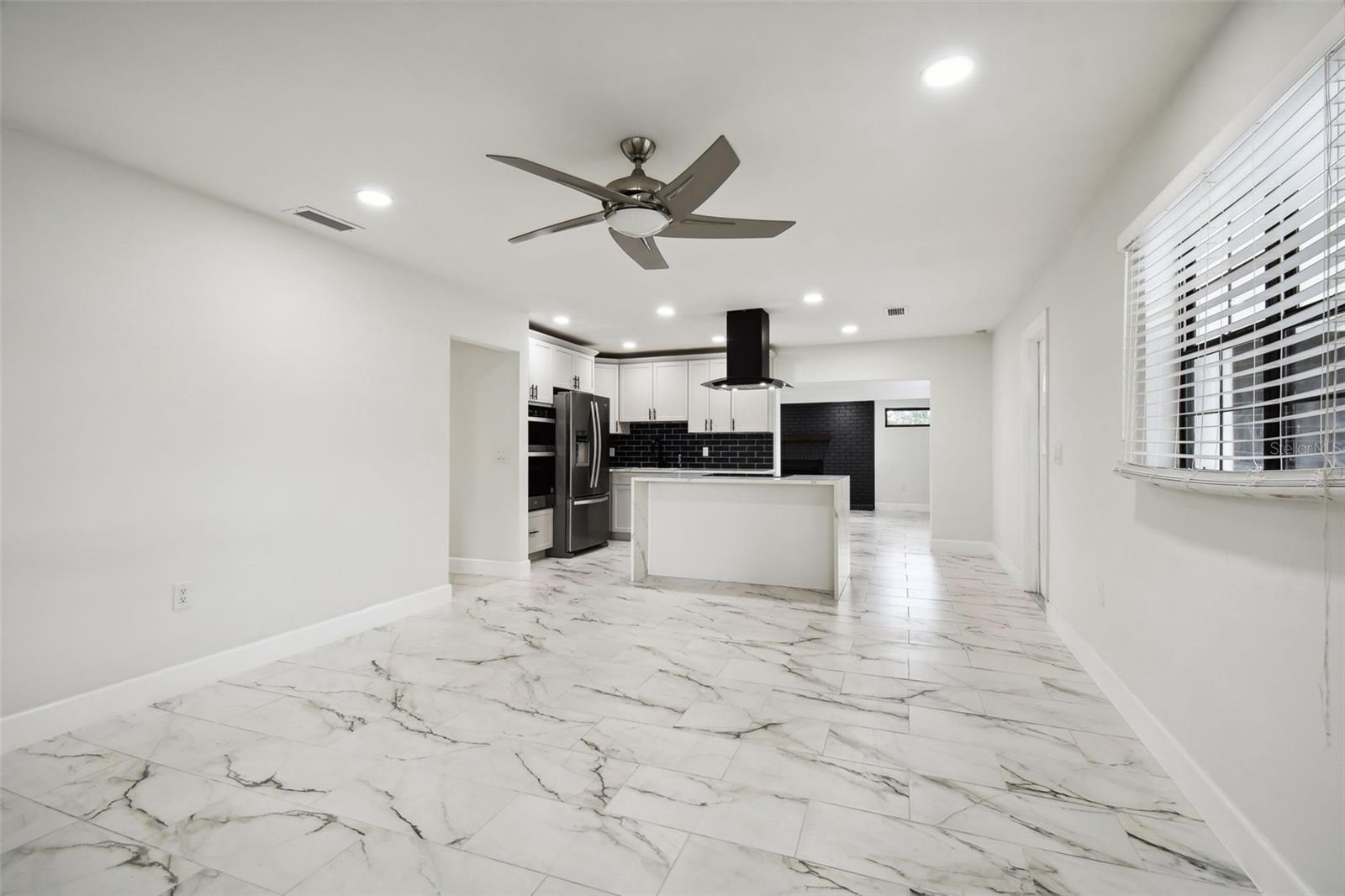 4910 N DARBY AVE — photo 4
