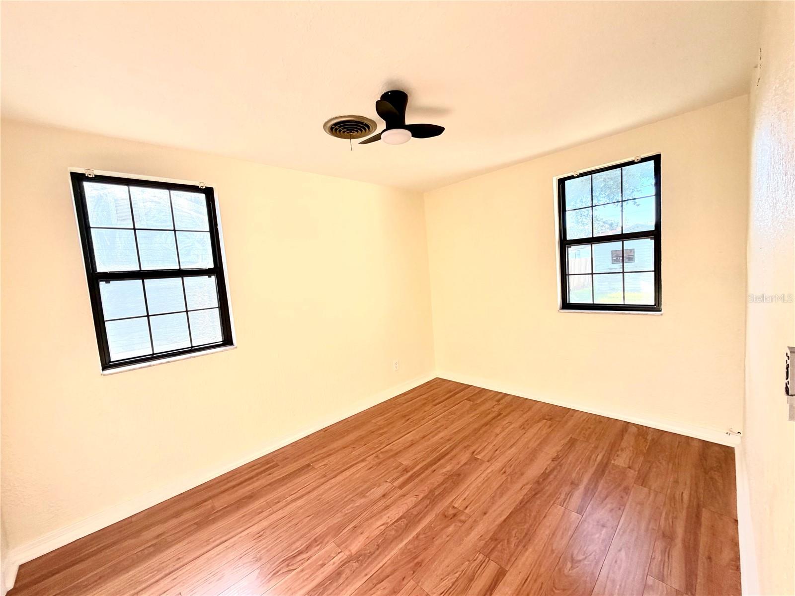 916 W ORIENT ST — photo 11