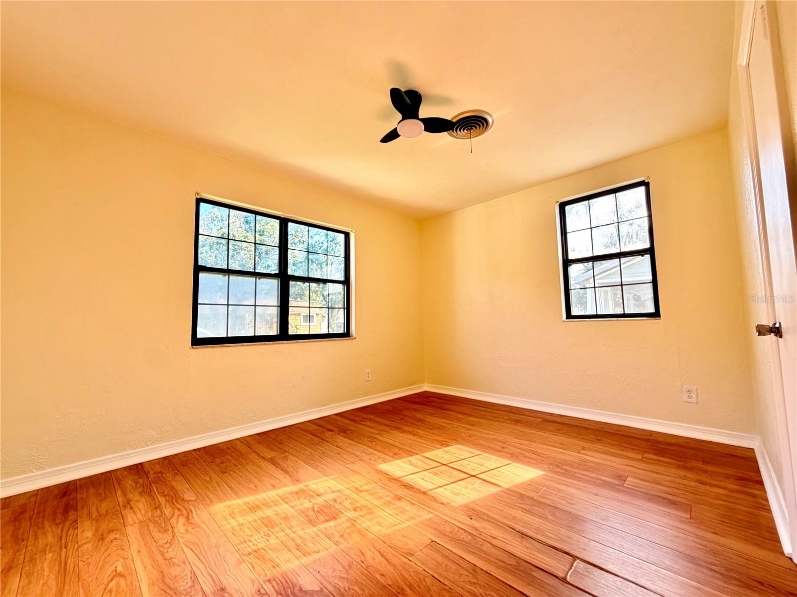916 W ORIENT ST — photo 7