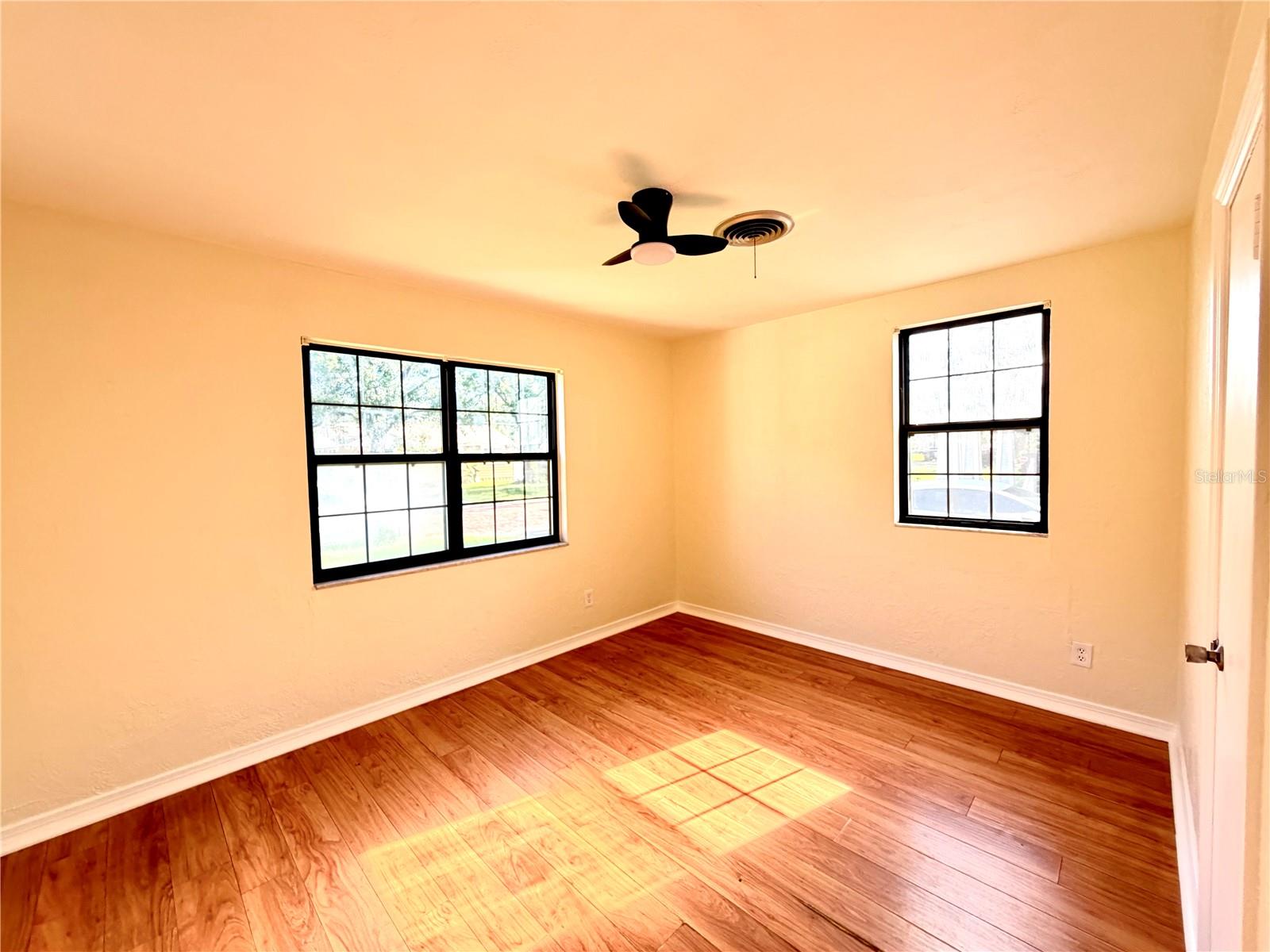 916 W ORIENT ST — photo 8