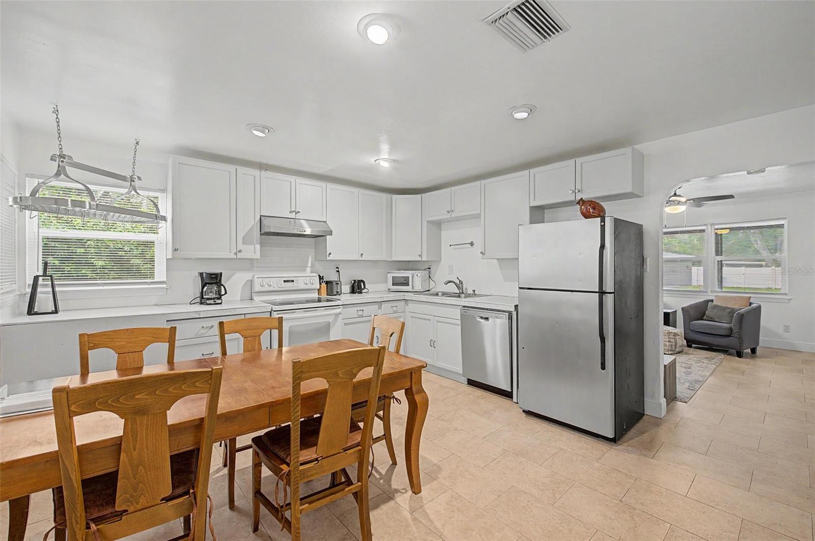 1106 W HIAWATHA ST — photo 12