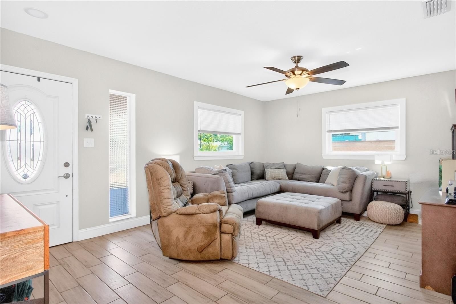 3608 W CARMEN ST — photo 4