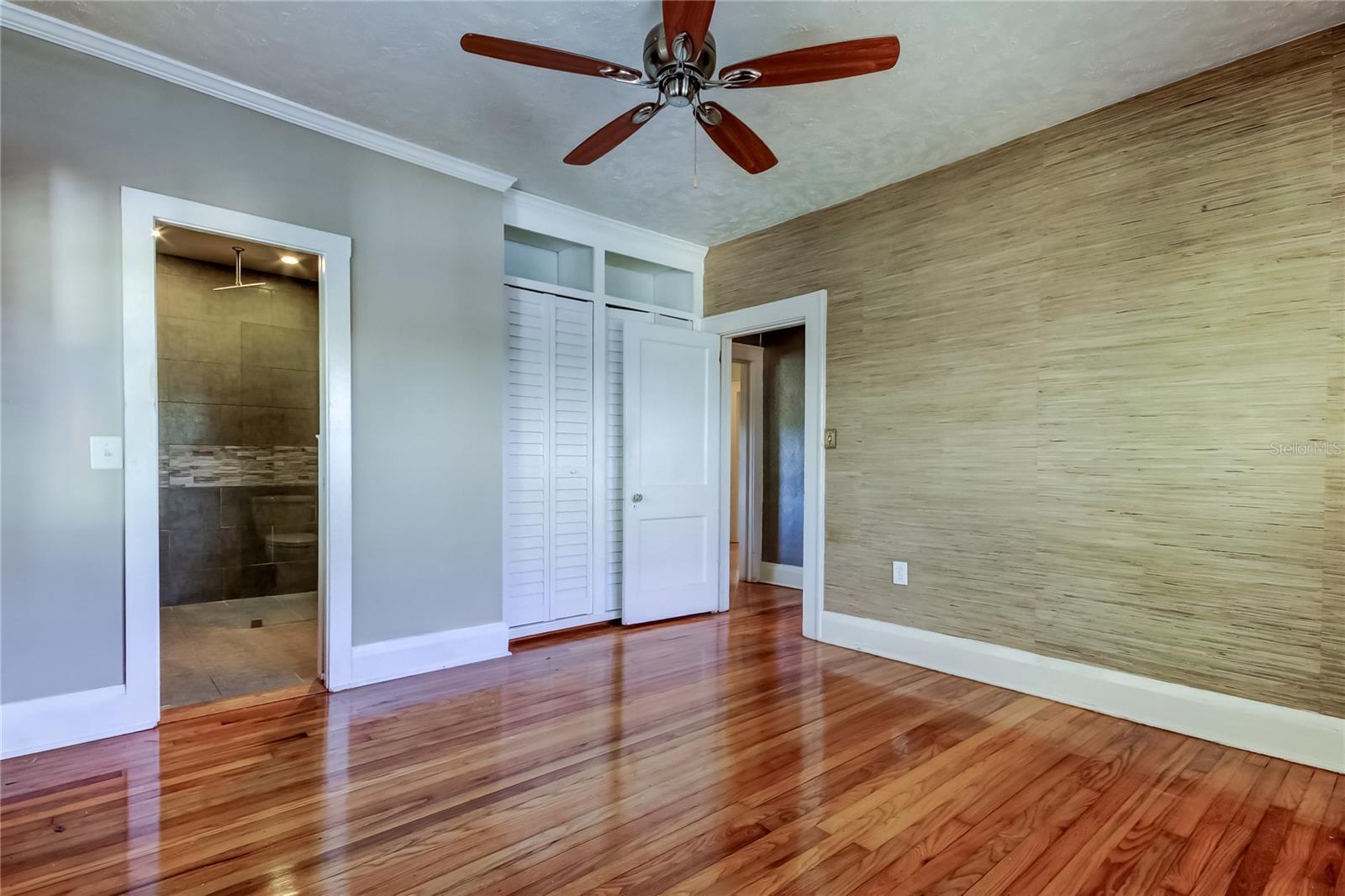 1004 E CRENSHAW ST — photo 12