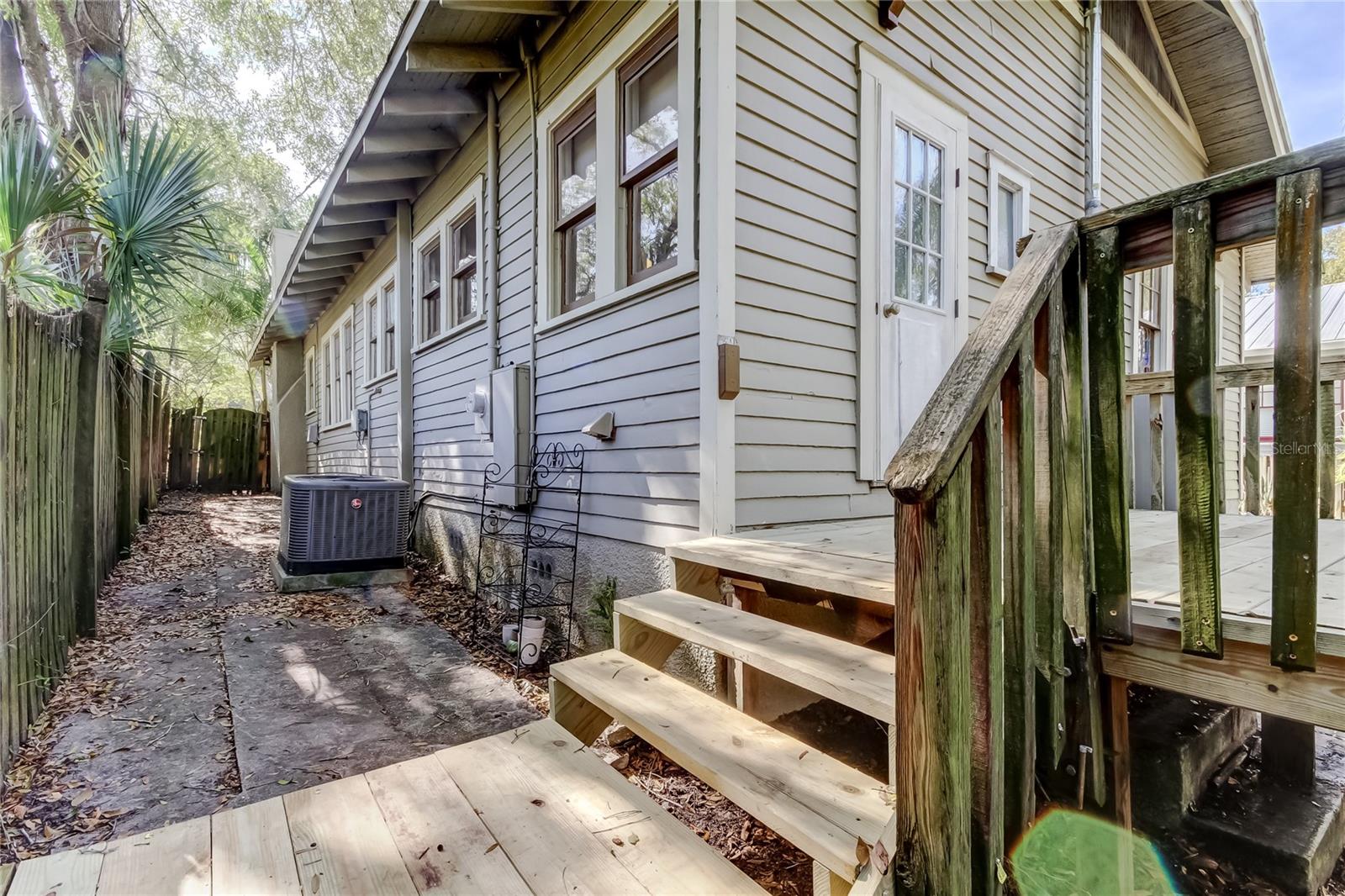 1004 E CRENSHAW ST — photo 3