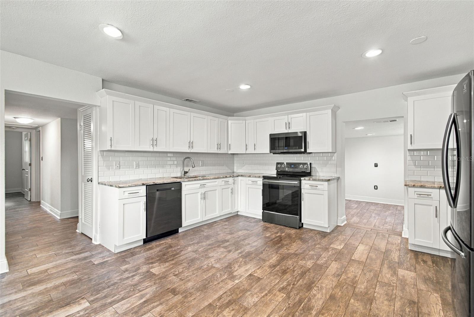 4107 W WYOMING AVE — photo 6