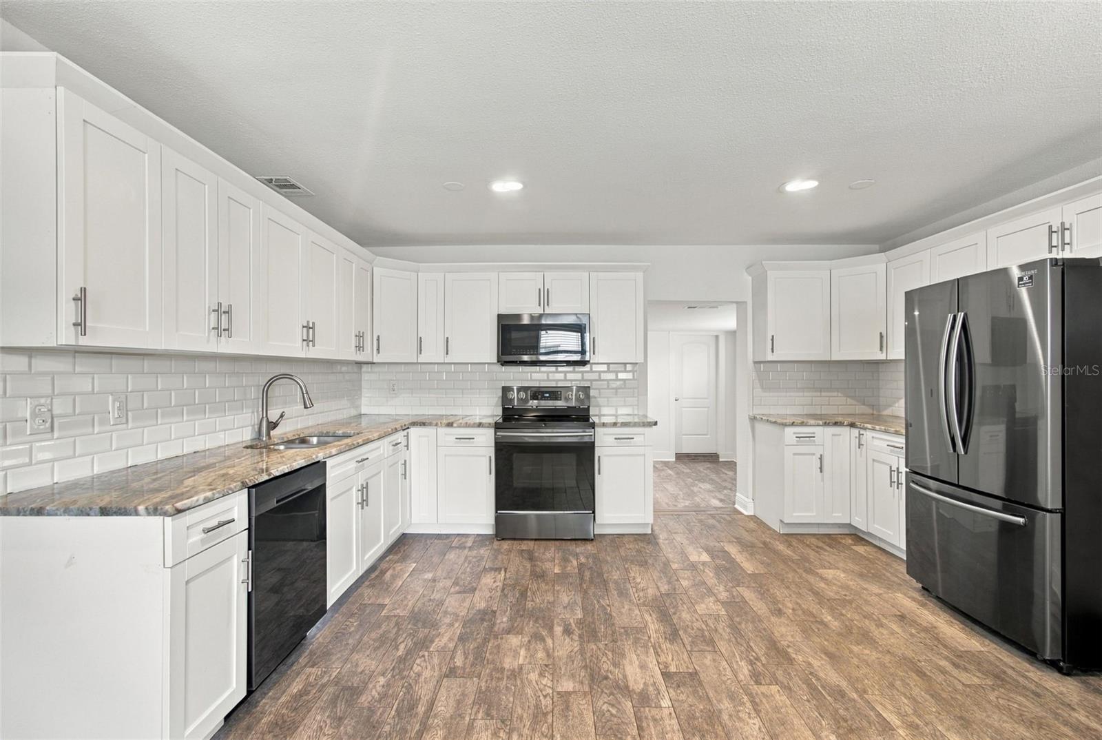 4107 W WYOMING AVE — photo 7