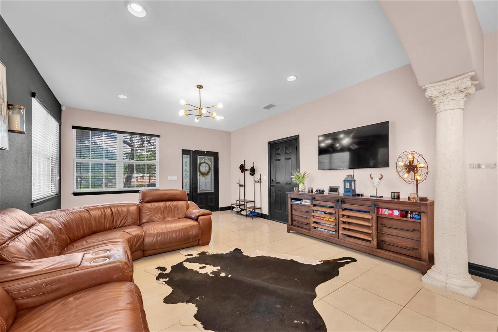 8930 N NEWPORT AVE — photo 8