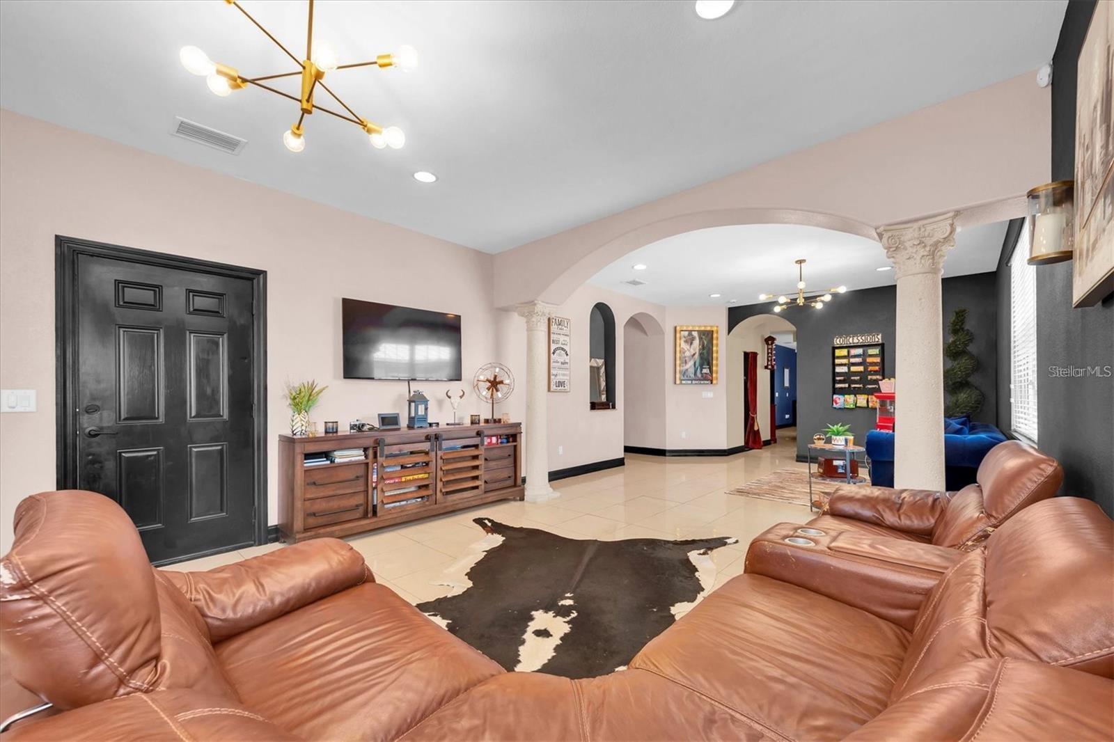 8930 N NEWPORT AVE — photo 9