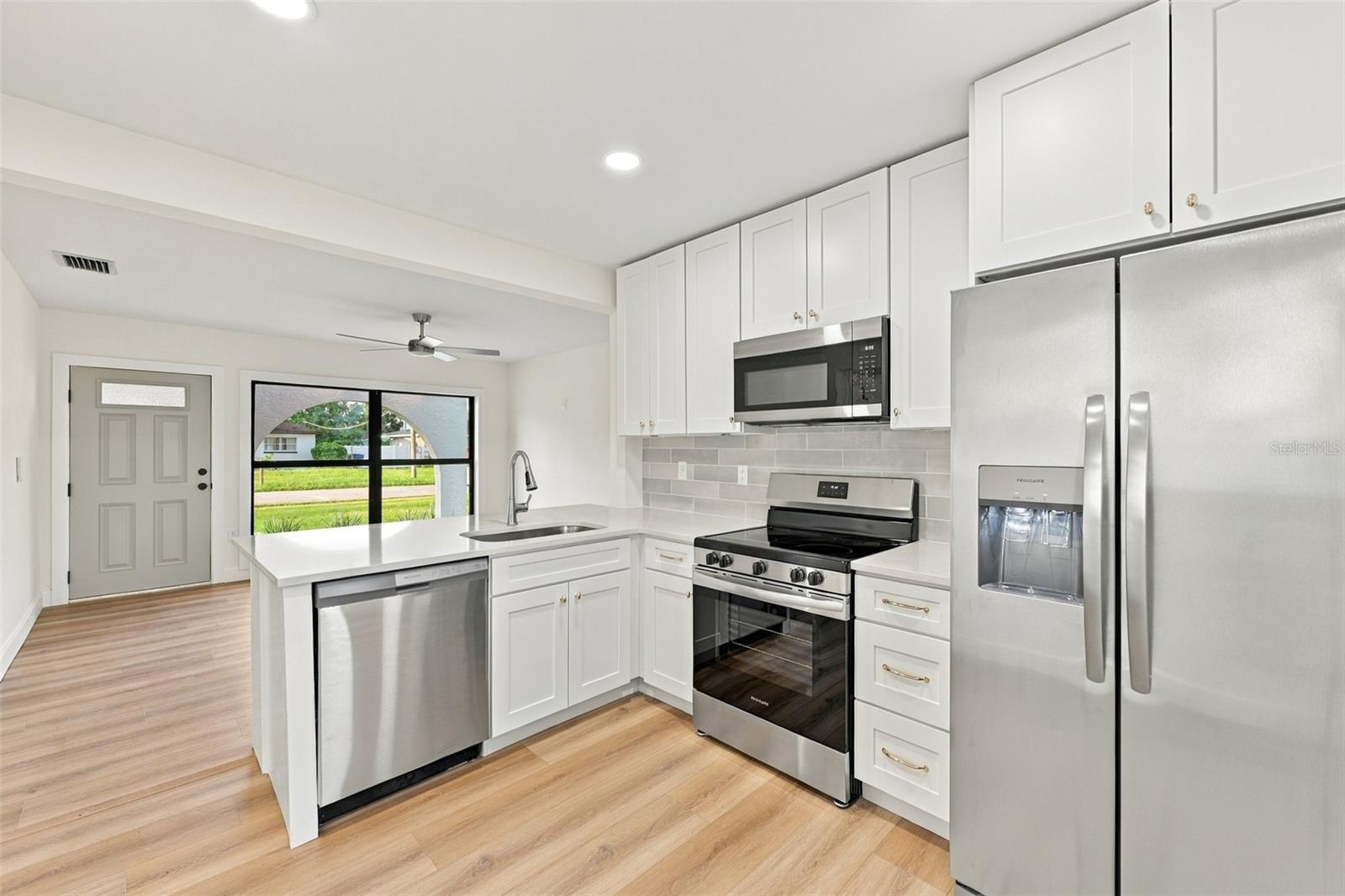 3215 W DEWEY ST — photo 8