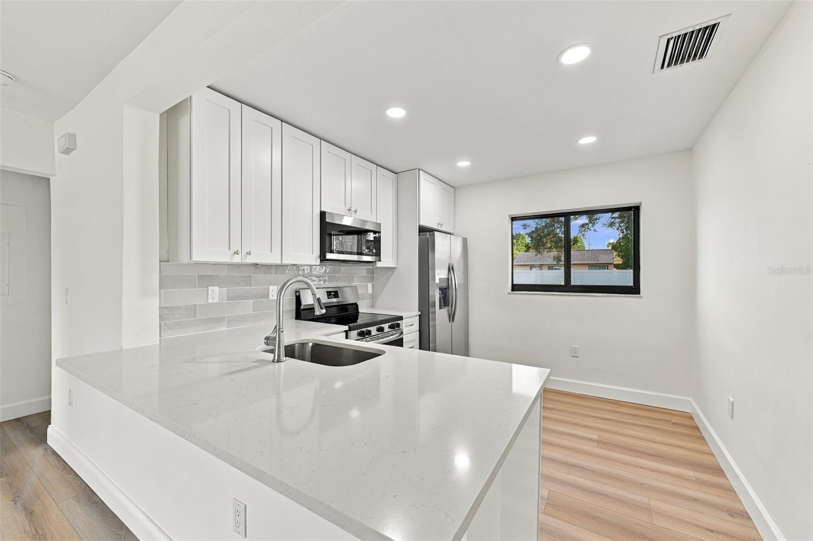 3215 W DEWEY ST — photo 9