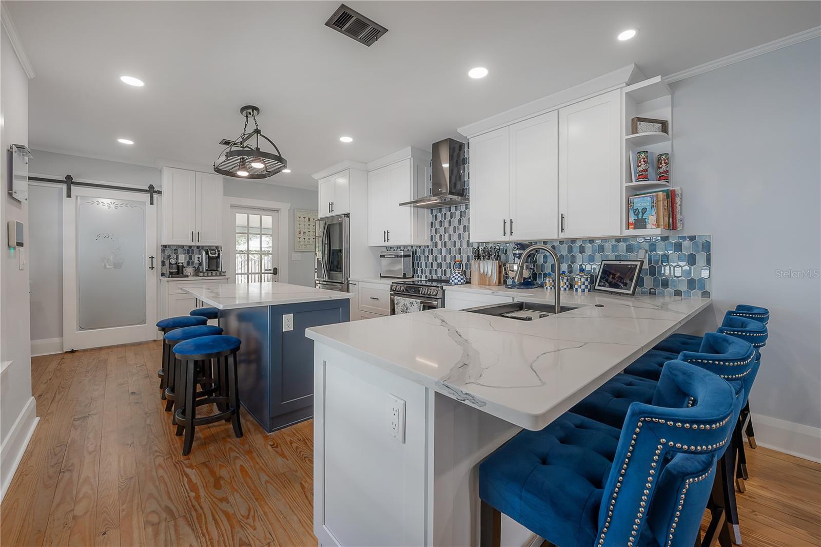 203 W FRIERSON AVE — photo 8