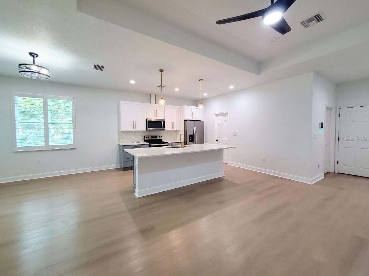 2616 E CAYUGA ST — photo 4