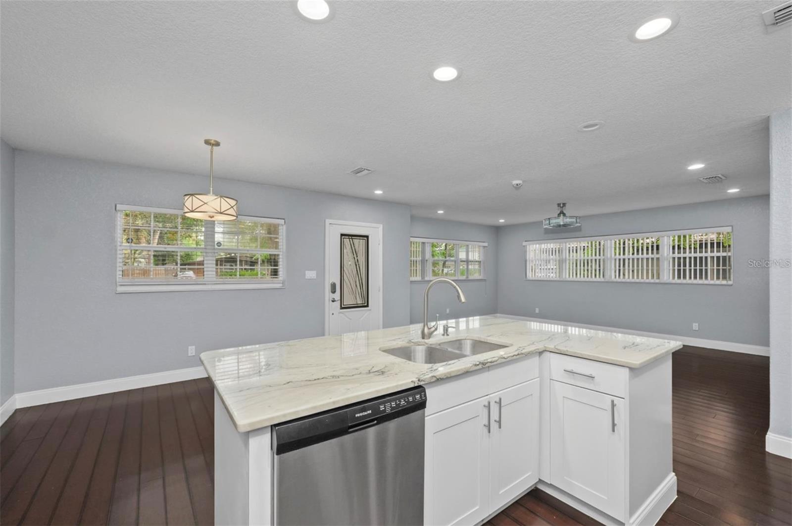 1520 S CHURCH AVE — photo 9