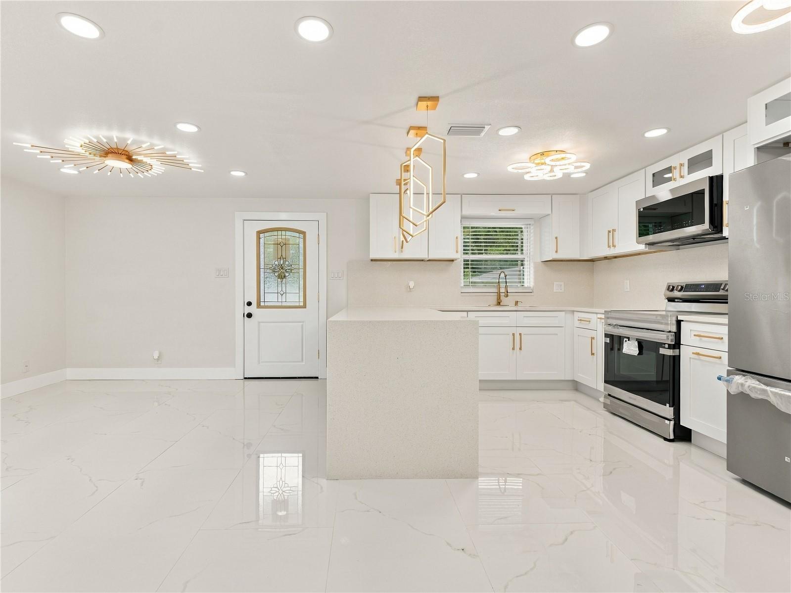 8423 N PACKWOOD AVE — photo 6