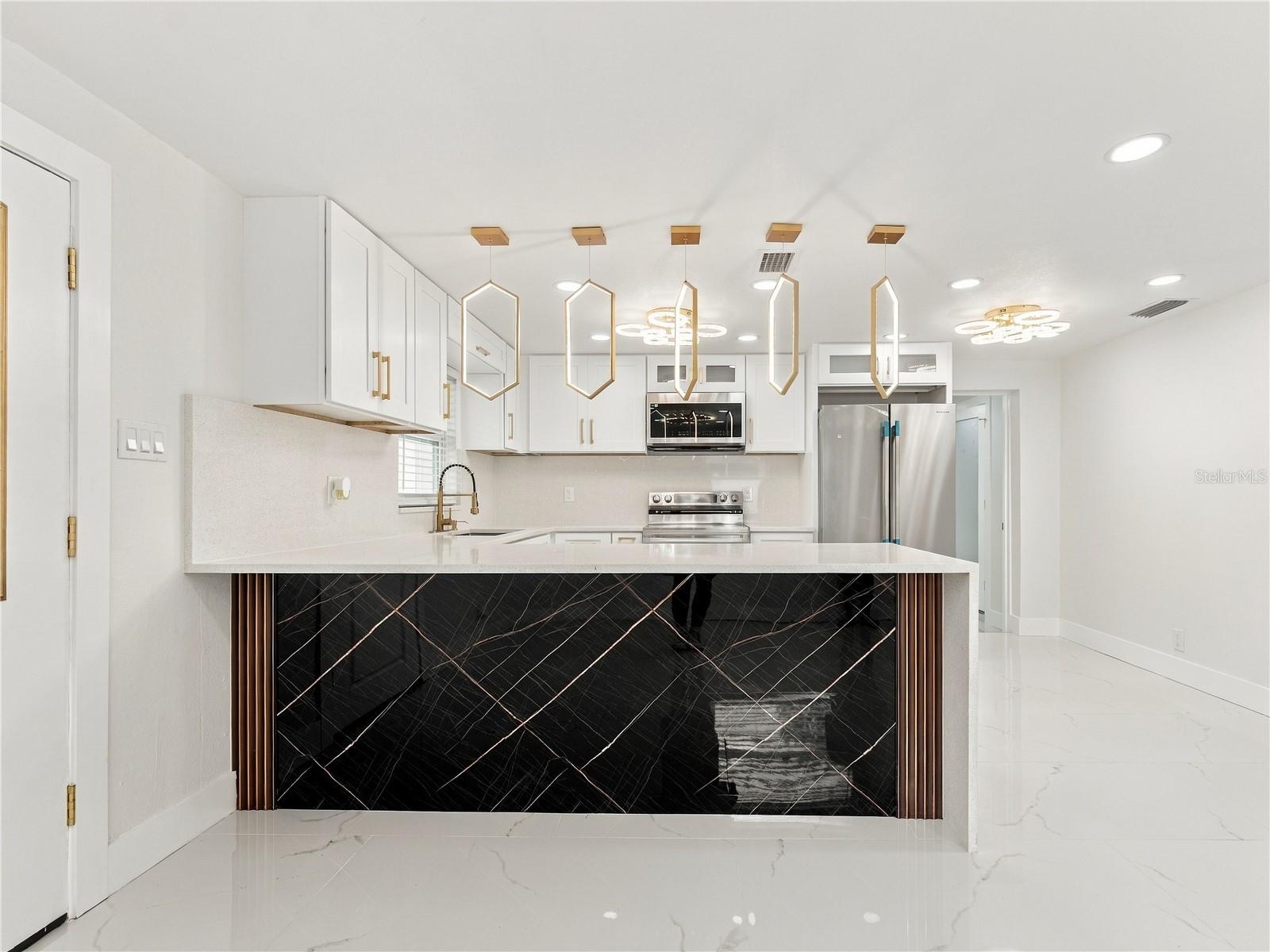 8423 N PACKWOOD AVE — photo 8