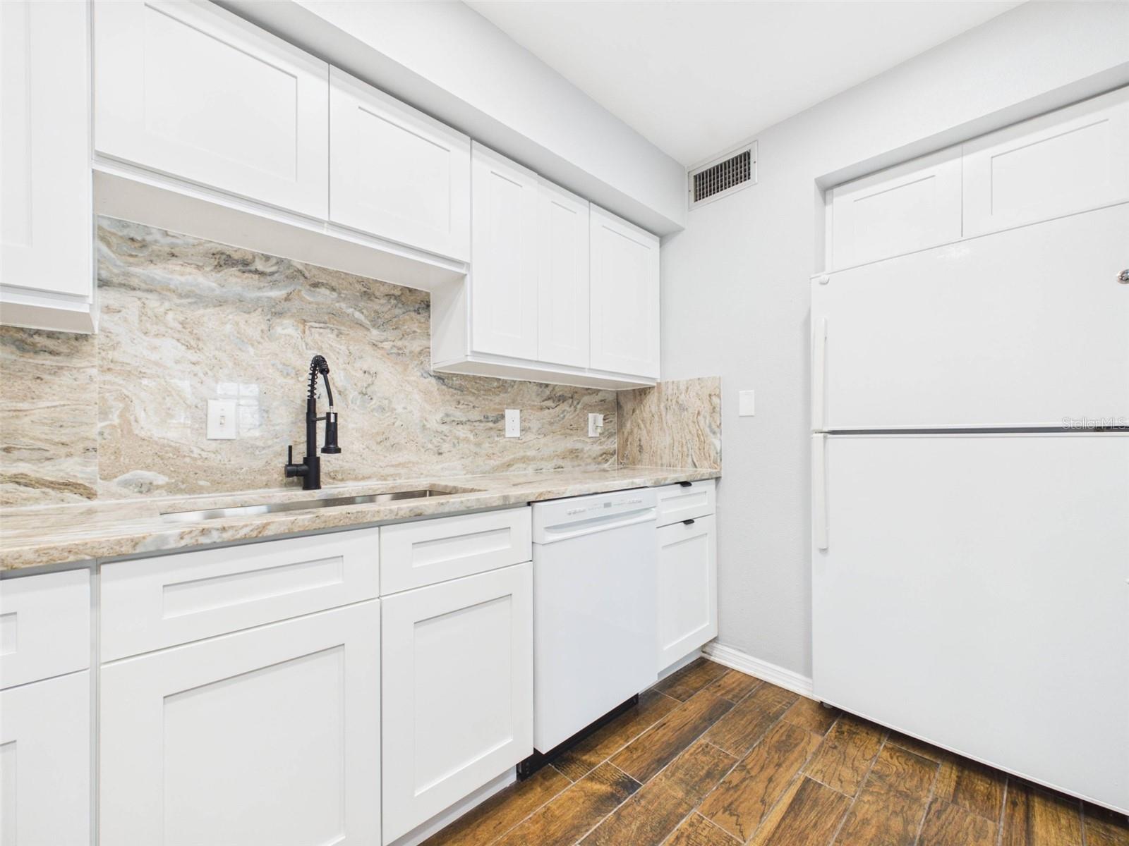2415 W JETTON AVE — photo 11
