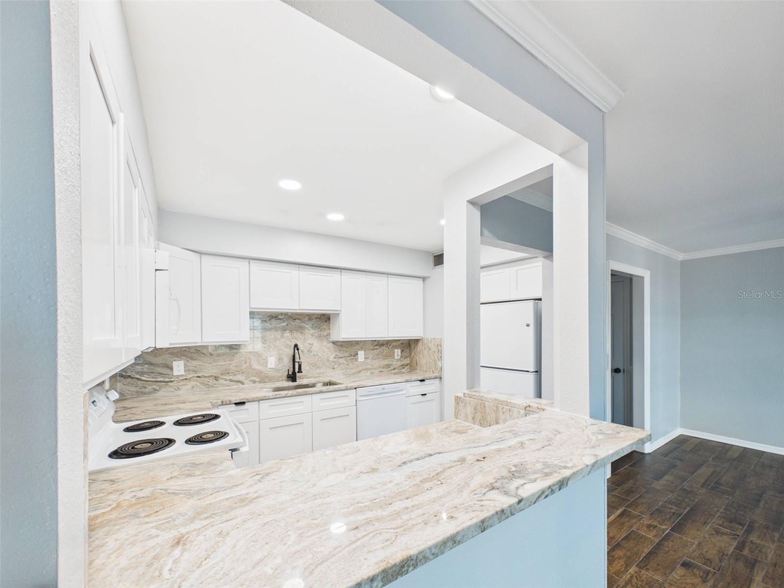 2415 W JETTON AVE — photo 9