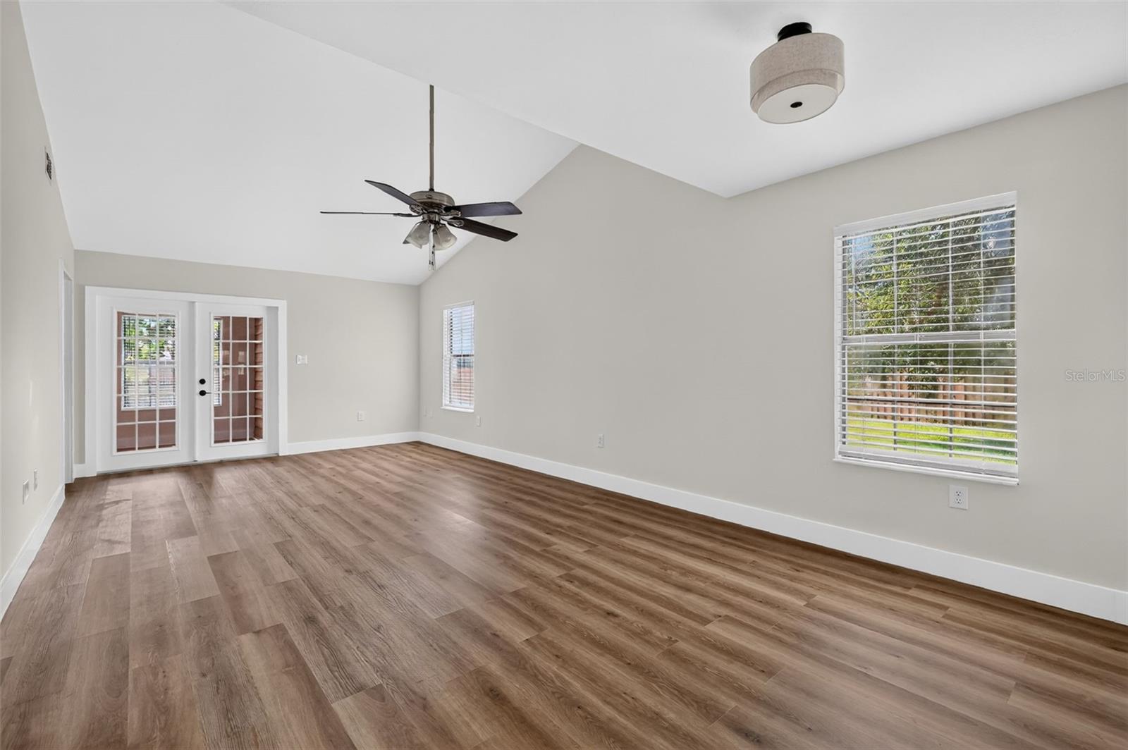 4 COVE LN — photo 2