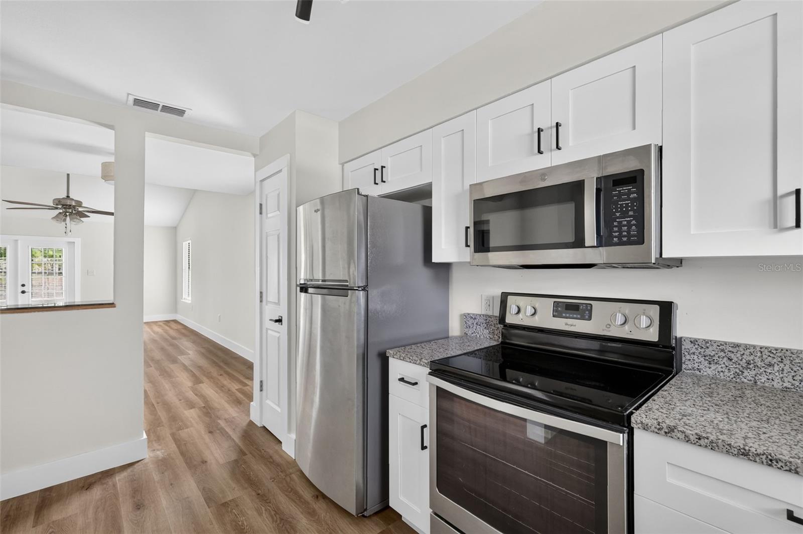4 COVE LN — photo 10