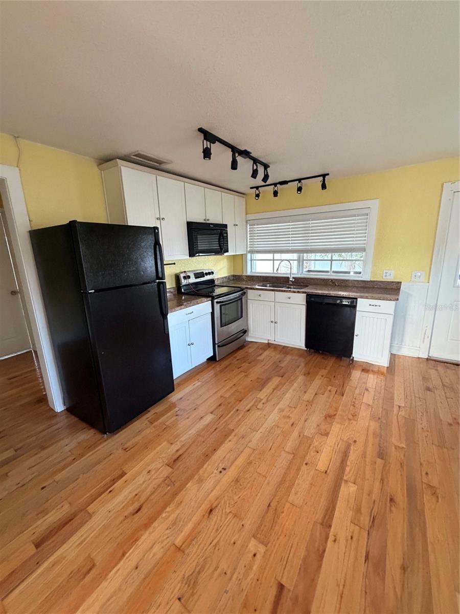 6302 S ADELIA AVE — photo 3