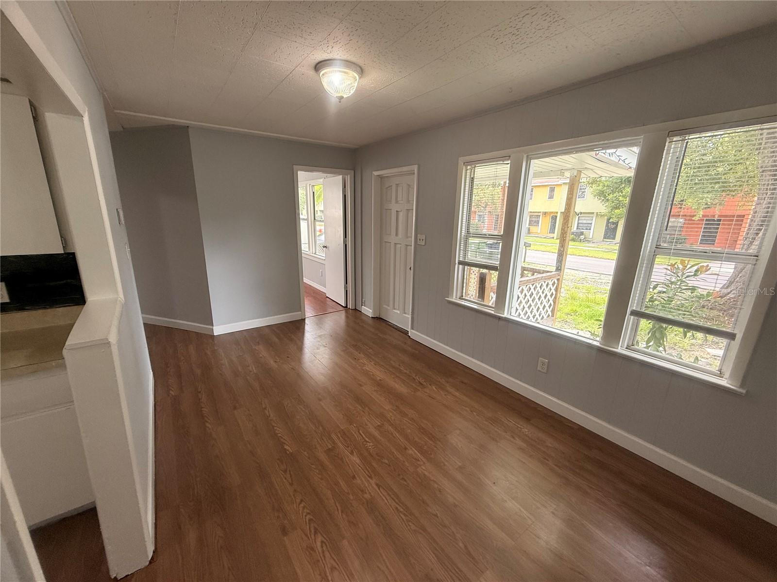 8425 N JONES AVE — photo 10