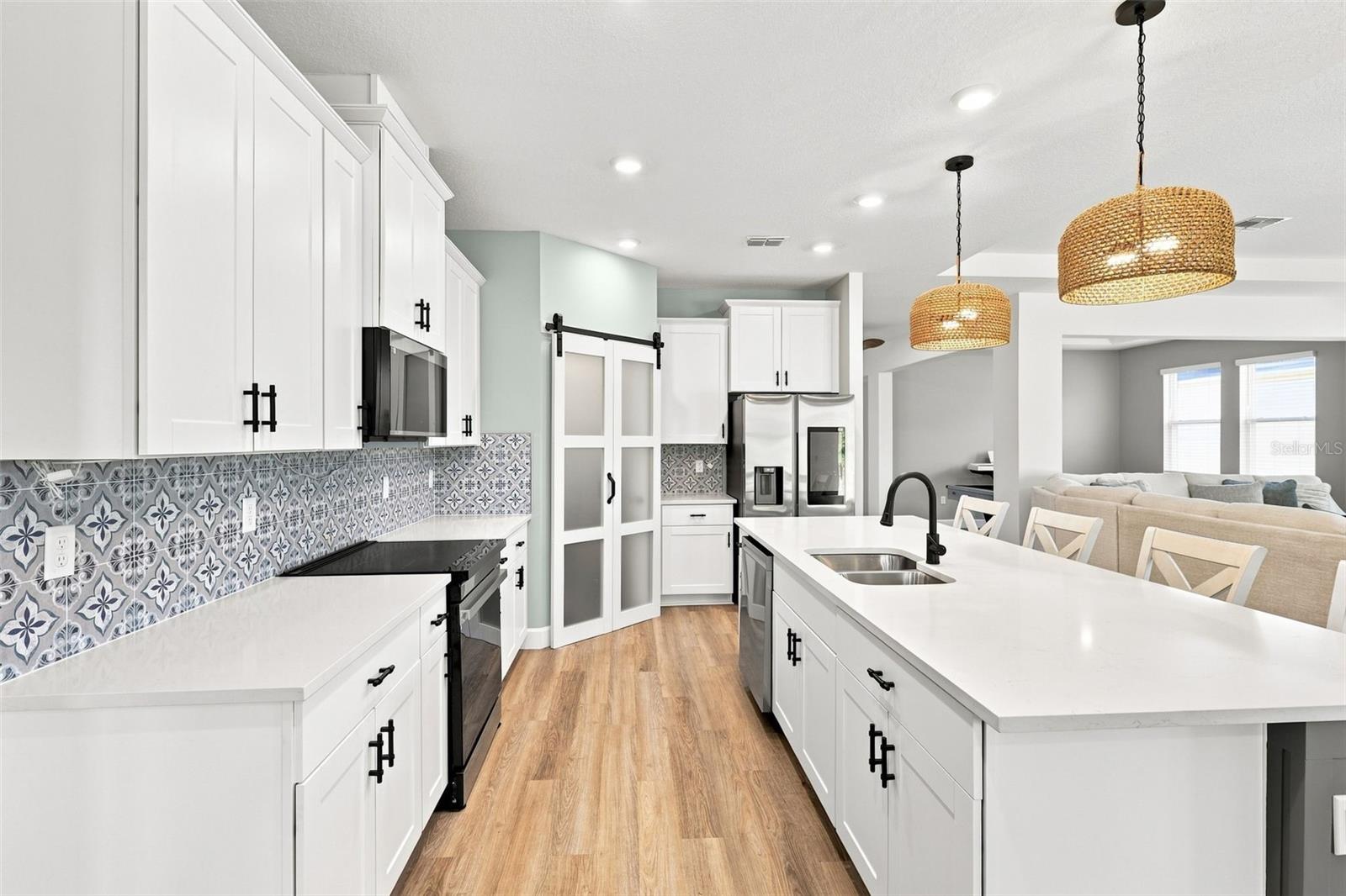 3295 ARCH AVE — photo 11