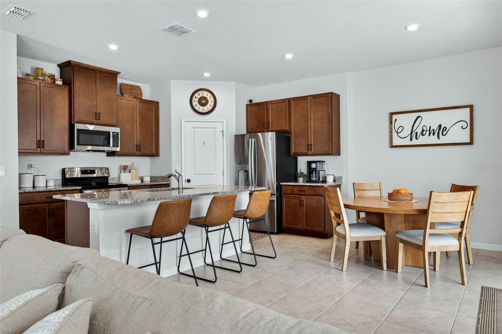 381 CRESTWIND DR — photo 11