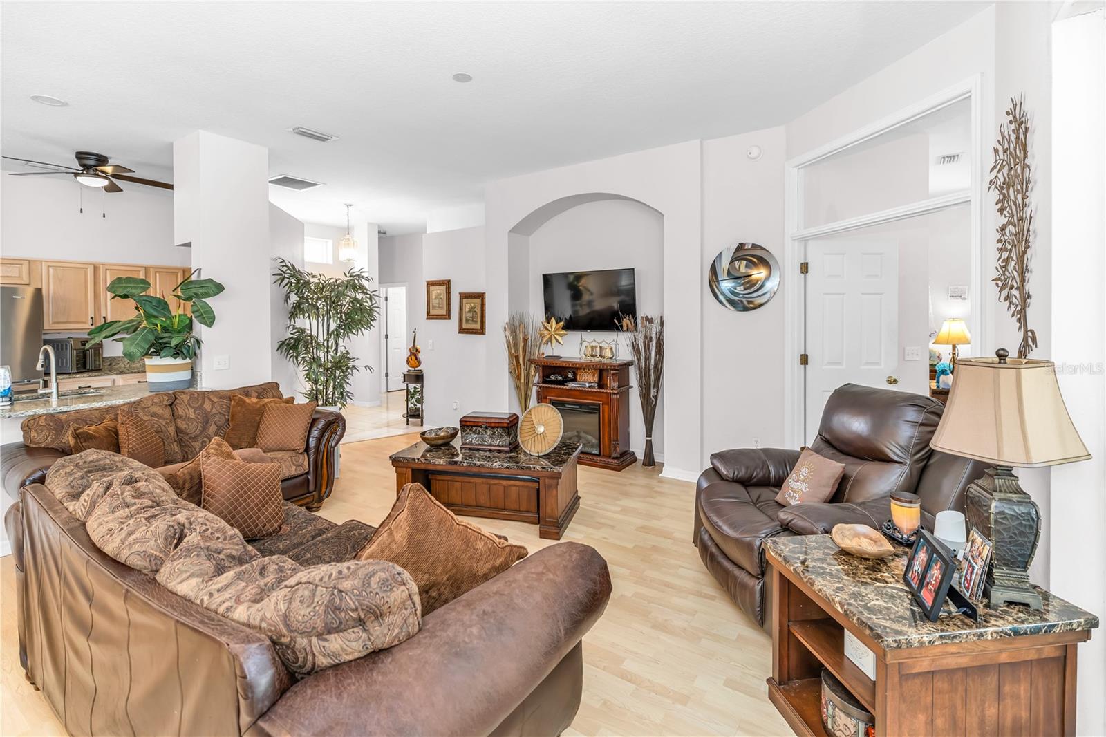 414 FAIRLANE DR — photo 8