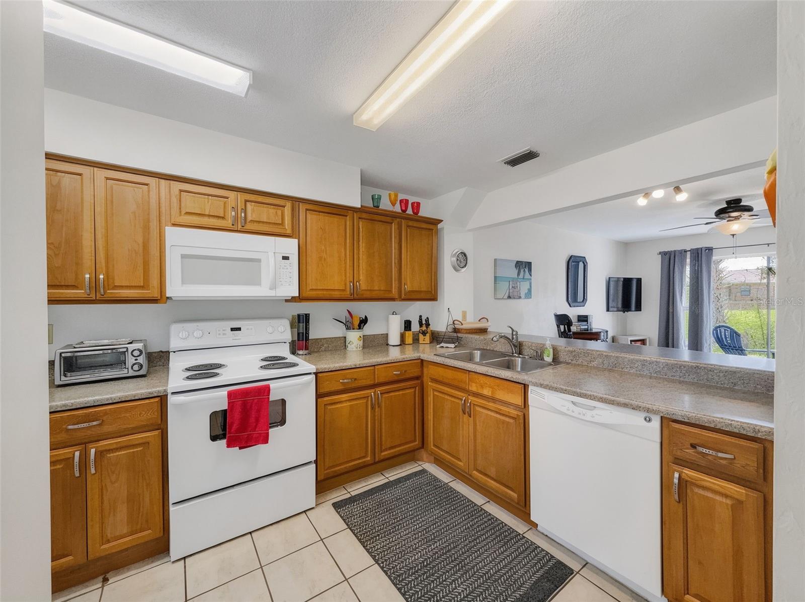 175 YORKTOWNE DR #UT11 — photo 2