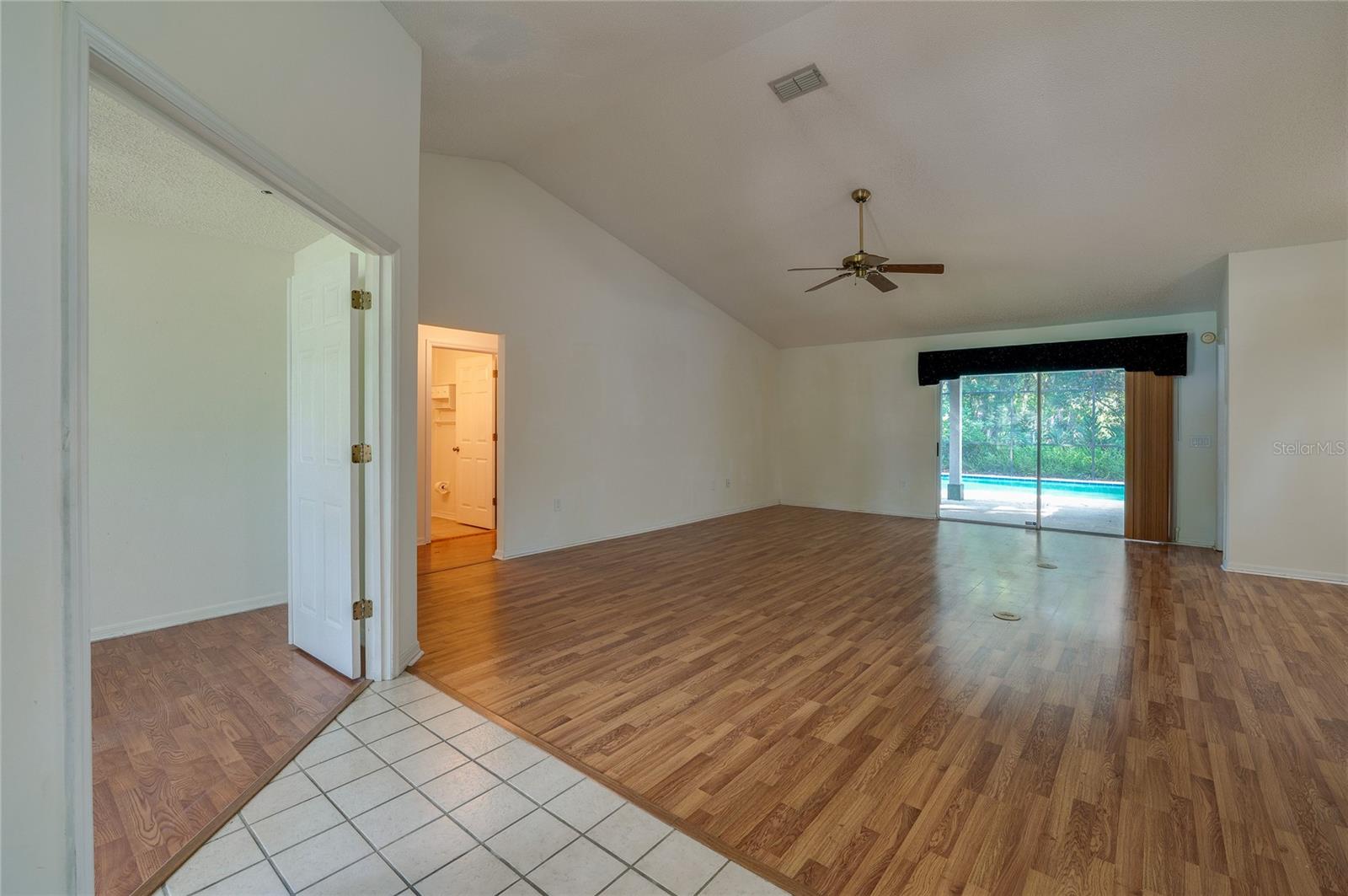 203 LIVE OAK CT — photo 2
