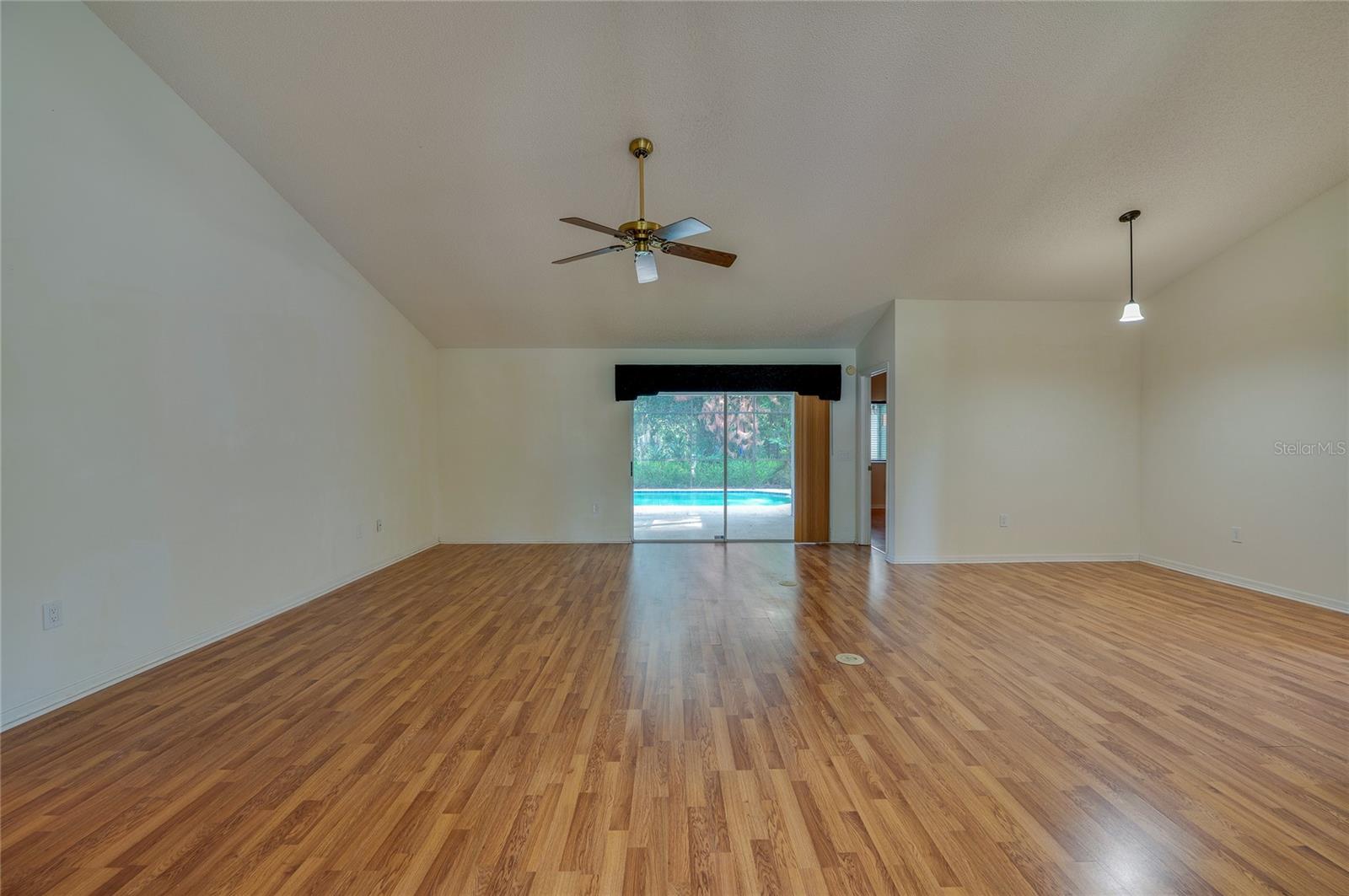 203 LIVE OAK CT — photo 3