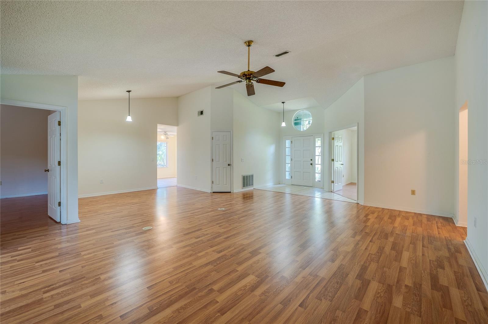 203 LIVE OAK CT — photo 4
