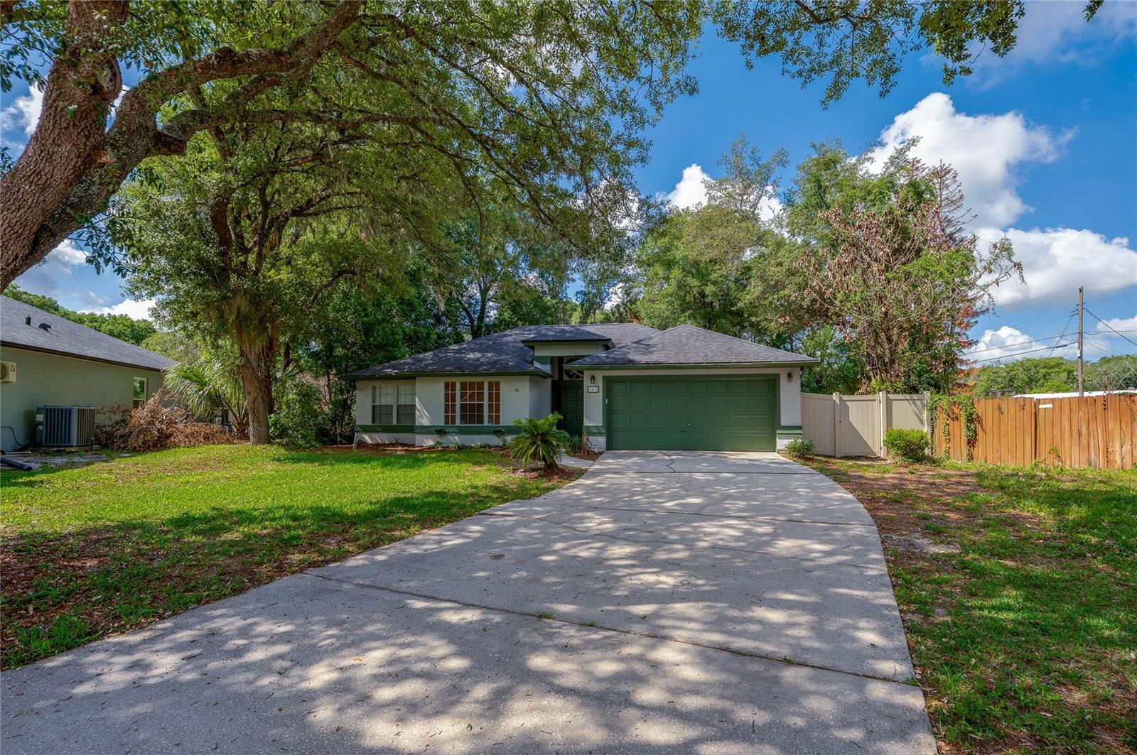 203 LIVE OAK CT