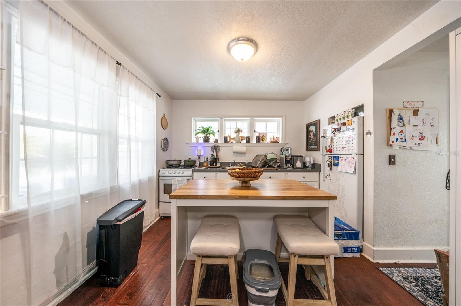 4 CLARENDON CT — photo 9