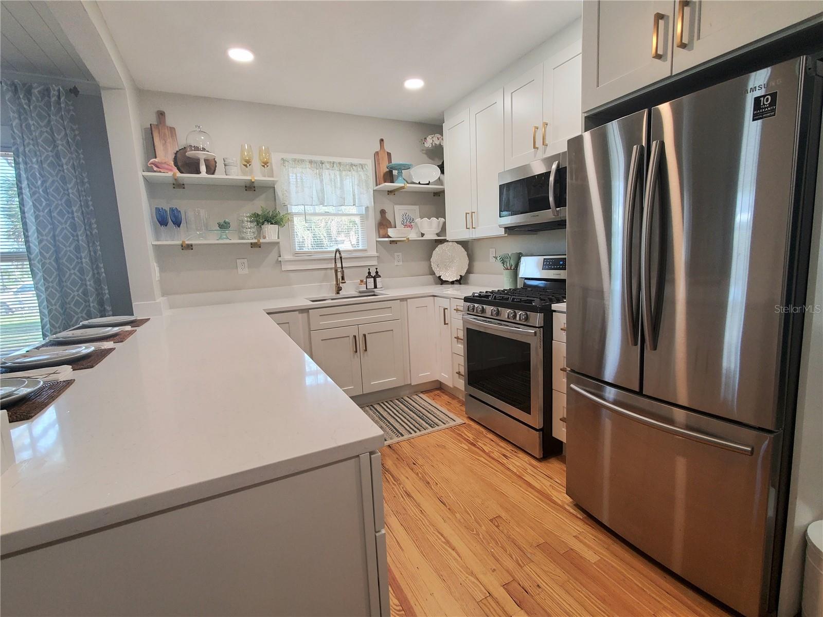 410 N OLEANDER AVE — photo 2