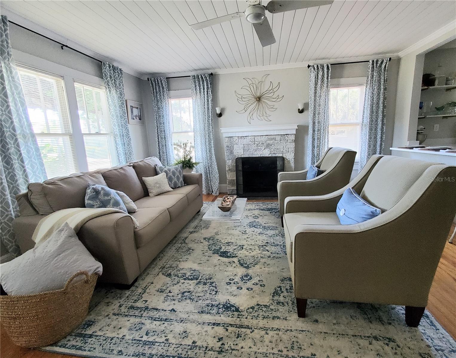 410 N OLEANDER AVE — photo 3