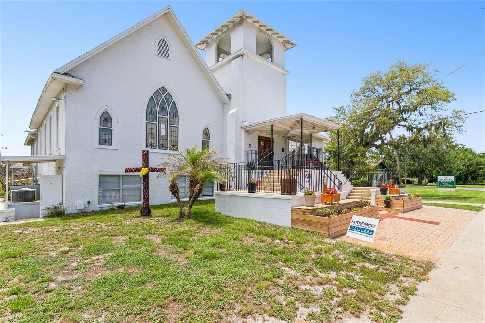 1050 DAYTONA AVE — photo 3