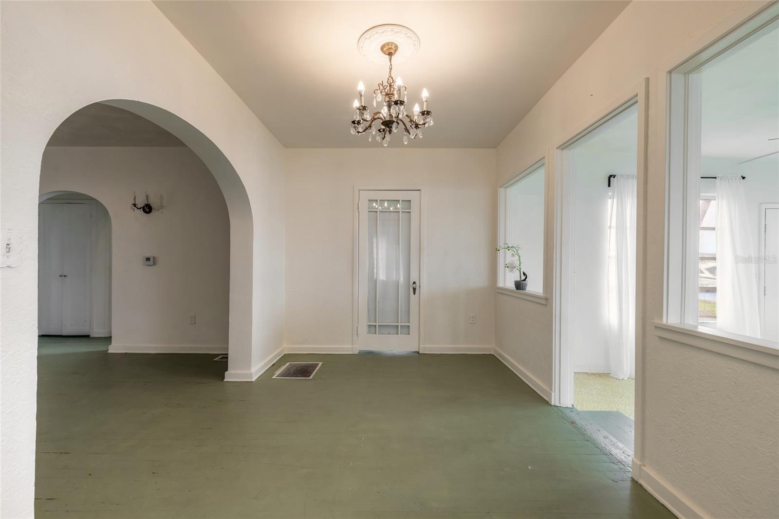 255 LEXINGTON DR — photo 4