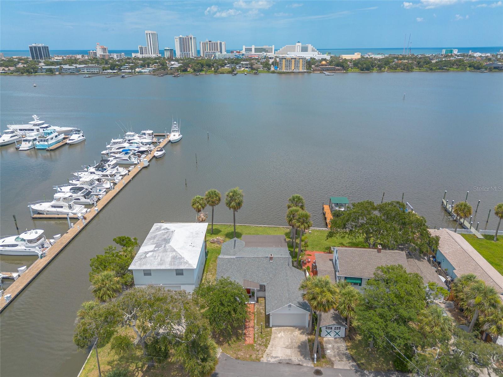255 LEXINGTON DR