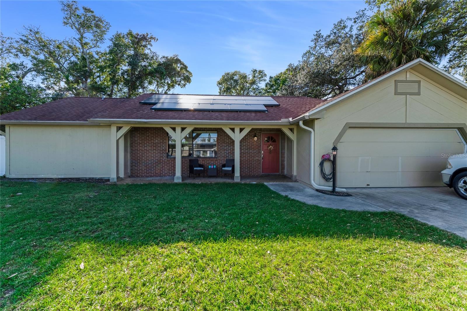800 W RIVER OAK DR