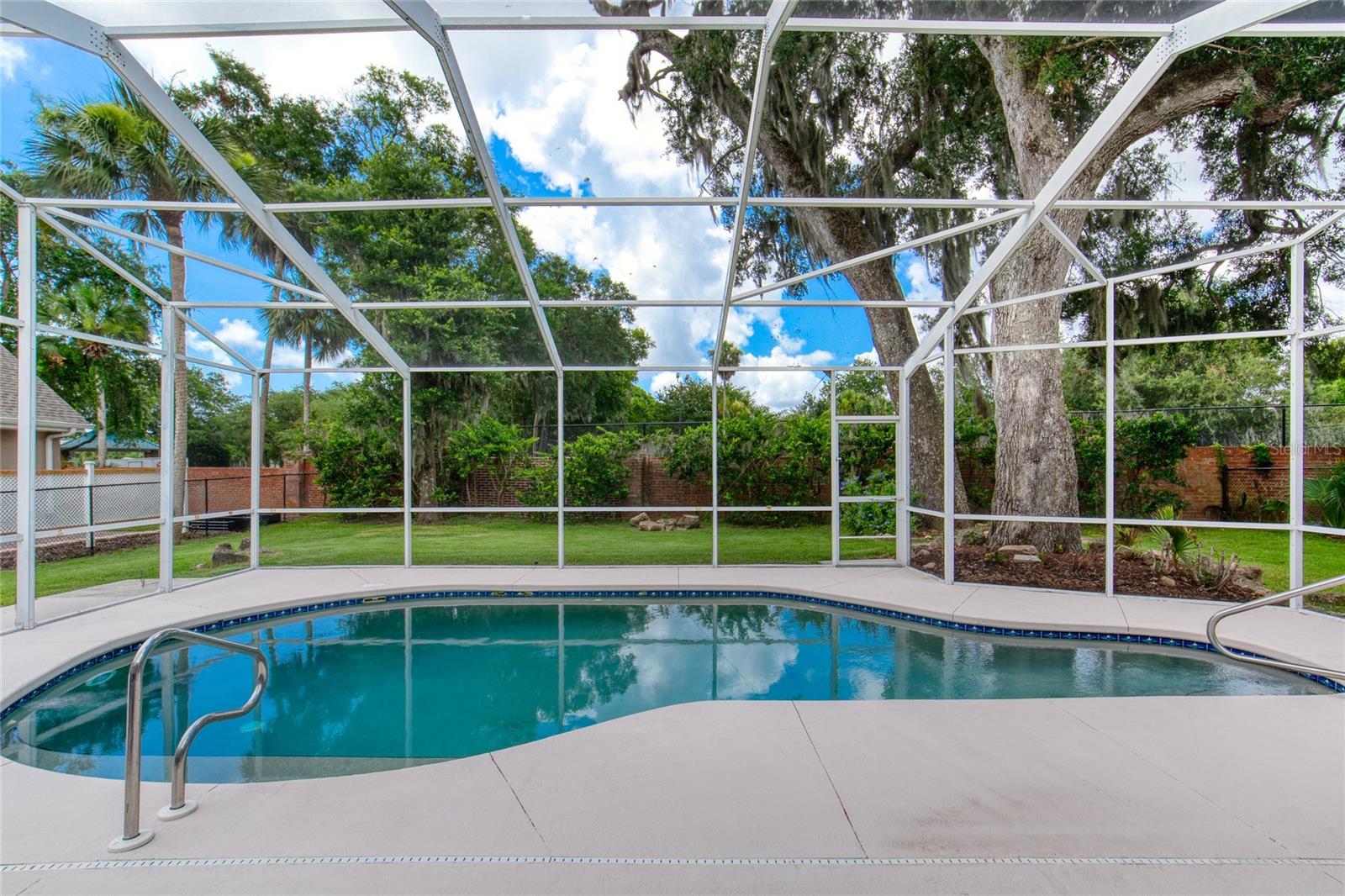 5 WATERCLIFF LN — photo 4