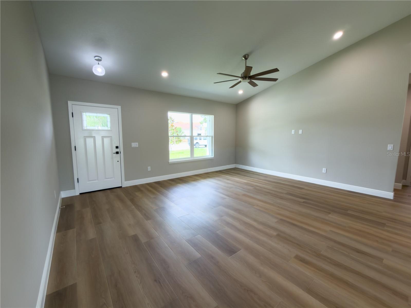 1592 E NORMANDY BLVD — photo 10