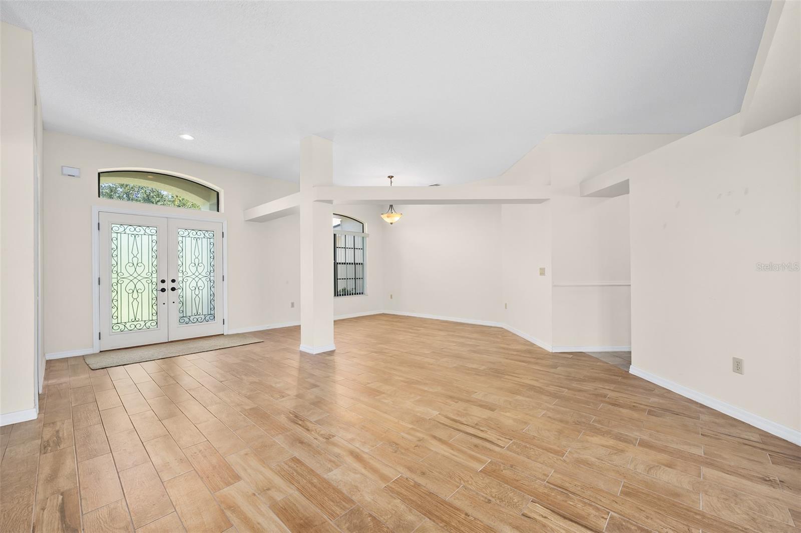 1837 E GLANCY DR — photo 3
