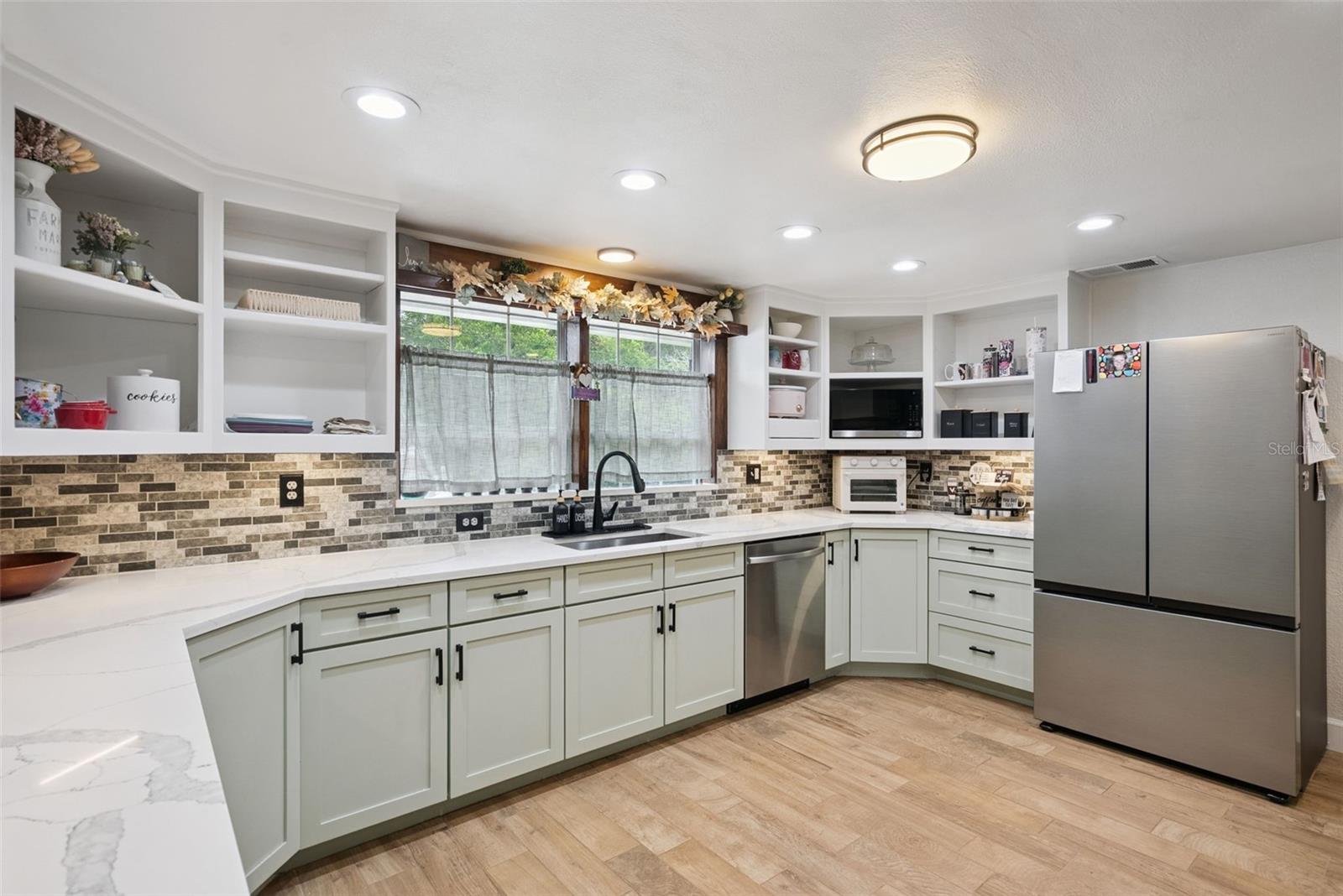 209 ALTA VISTA ST — photo 2