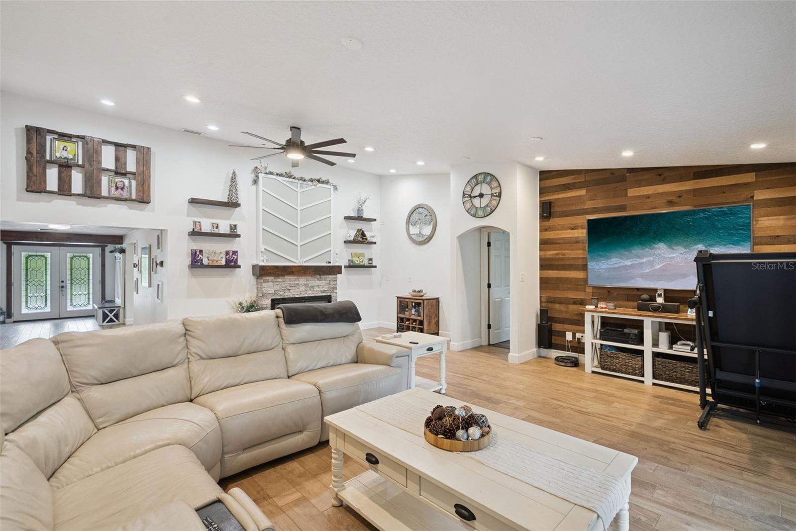 209 ALTA VISTA ST — photo 3